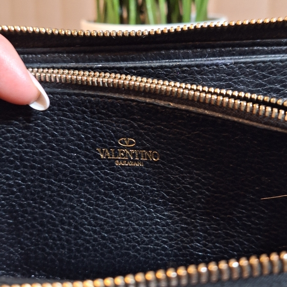 Valentino Rockstud Grainy Calfskin Full Zip Wallet - Picture 6 of 16